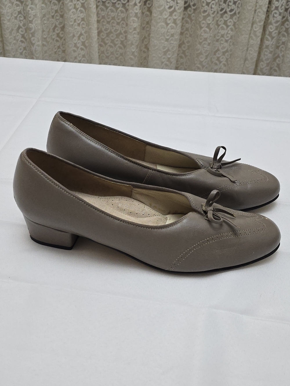 Vintage FootThrills Leather Low Pumps Taupe Grey Bow Wingtip Size 9 2W USA - Picture 16 of 16